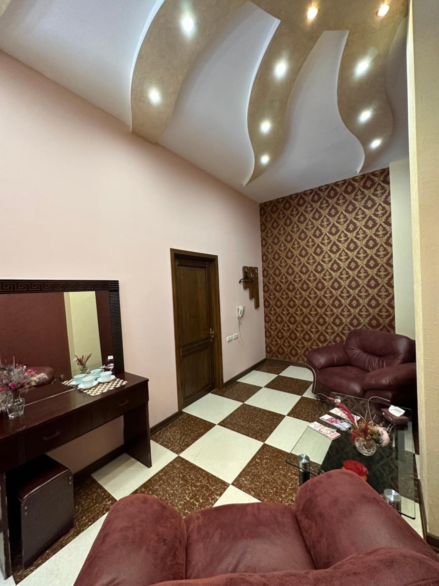 Royal Plus Hotel Yerevan Exterior photo