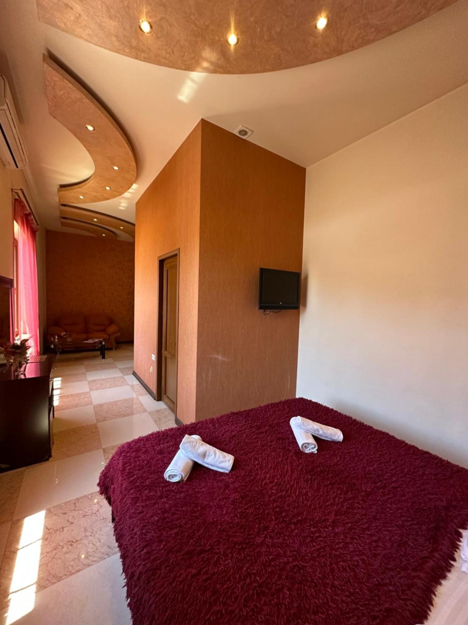 Royal Plus Hotel Yerevan Exterior photo