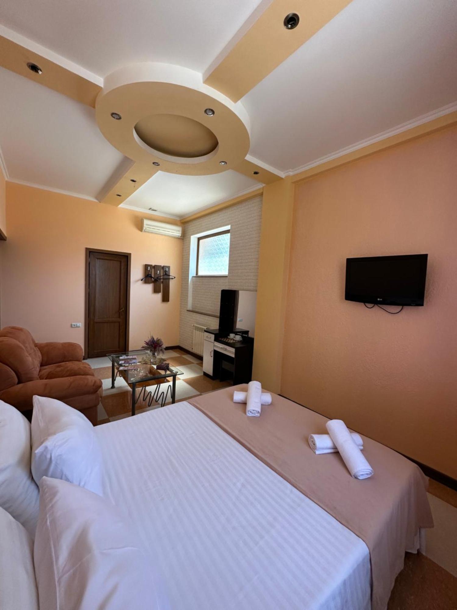 Royal Plus Hotel Yerevan Exterior photo