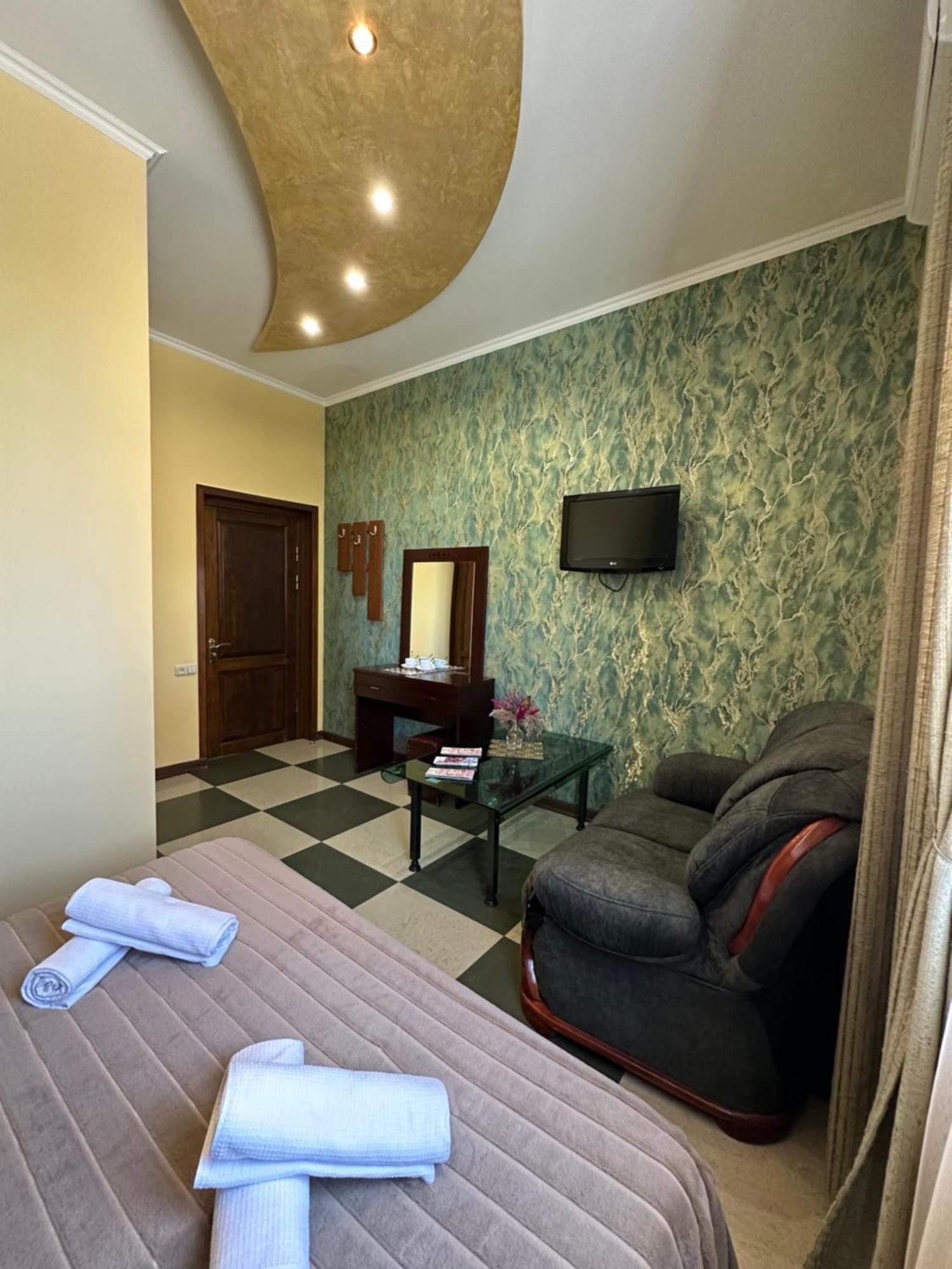 Royal Plus Hotel Yerevan Exterior photo